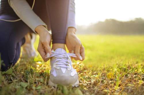 In questo articolo spieghiamo Come Dimagrire Camminando. Quante Calorie si Consumano e Come Bruciarne di più. Quanto a lungo Camminare e a Quale Intensità. Efficacia Dimagrante e altri benefici per la salute