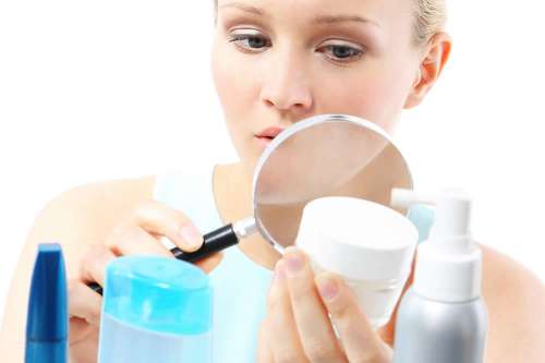In questo articolo parliamo del Fenossietanolo, dei suoi impieghi come conservante nei cosmetici e dei possibili rischi per la salute. Con Studi Scientifici e Opinioni degli Esperti