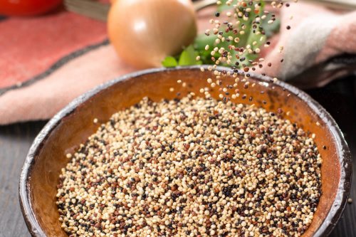 In questo articolo parliamo della Quinoa, delle sue Calorie e Proprietà Nutrizionali, analizzando i risultati degli Studi che sottolineano i Potenziali Benefici della Quinoa per Dimagrire e Mantenersi in Salute.