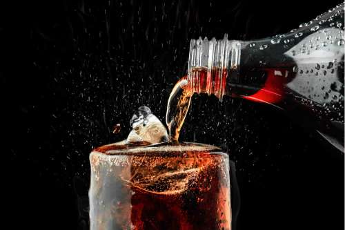 In questo articolo parliamo della Coca-Cola e dei Rischi associati al suo Consumo e a quello di altre Bevande Zuccherate analoghe. Possibili associazioni con Sovrappeso, Obesità, Diabete, Malattie Metaboliche, Cancro, Osteoporosi e Problemi Dentali.
