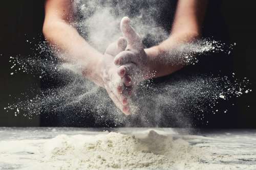 In questo articolo parliamo della Farina 00, analizzandone le Proprietà Nutrizionali e gli Usi in Cucina. Con Approfondimenti sui suoi presunti Effetti Negativi dovuti a fenomeni di dipendenza e all'eccesso di amido raffinato, calorie vuote, glutine