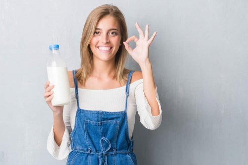 In questo articolo parliamo del Latte Senza Lattosio, analizzandone Proprietà Nutrizionali, Fasi Produttive, Calorie e Valori Nutrizionali. Con Evidenze Scientifiche sui Potenziali Vantaggi per Dimagrire, Proteggere il Cuore e Promuovere la Salute Ossea