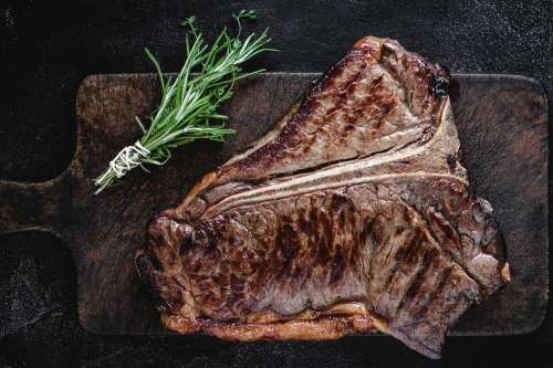 In questo articolo parliamo della Carne di Manzo, analizzandone le tipologie, i tagli e le Proprietà Nutrizionali. Fa Davvero così male come Dicono? Tutte le Risposte degli Studi che Assolvono la Carne di Manzo