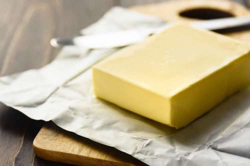 In questo articolo parliamo della Margarina, spiegando come Viene Prodotta e quanti Tipi ne Esistono in Commercio. Con Studi e Considerazioni sugli Effetti della Margarina sulla Salute e Confronto con il Burro