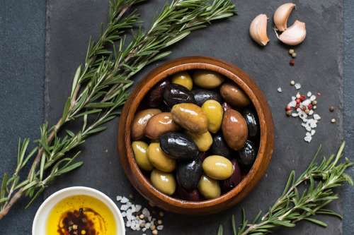 In questo articolo parliamo delle Olive, spiegandone gli Usi in Cucina e le Proprietà Nutrizionali. Analisi dei vari tipi di Olive, Usi in Cucina e Potenziali Benefici contro Diabete, Colesterolo Alto, Ipertensione, Cancro e Stress Ossidativo