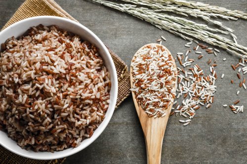 In questo articolo parliamo del Riso Integrale, delle sue Proprietà e dei Benefici per il Colesterolo Alto, il Diabete e il Dimagrimento. Con Studi scientifici, Valori Nutrizionali, Vantaggi rispetto al Riso Bianco e Possibili Effetti Collaterali