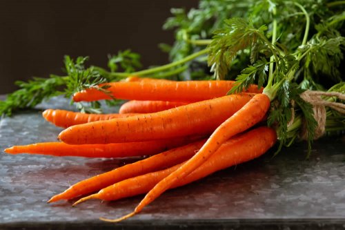 In questo articolo analizziamo le proprietà nutrizionali e salutistiche delle Carote, valutandone la composizione nutrizionale e i benefici per la protezione da tumori, malattie cardiovascolari e patologie associate all'infiammazione