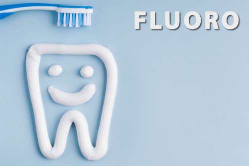 In questo articolo parliamo del Fluoro, delle sue Funzioni nell'Organismo, dei Benefici contro la Carie e dei Rischi di un suo Eccesso nella Dieta. Alimenti ricchi di Fluoro, Fluororazione dell'Acqua e Benefici di Integratori e Dentifrici al Fluoro