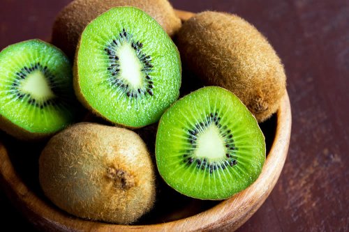 In questo articolo analizziamo le proprietà nutrizionali e salutistiche del Kiwi, valutandone la composizione nutrizionale e i benefici per la salute di cuore, sistema immunitario e intestino.