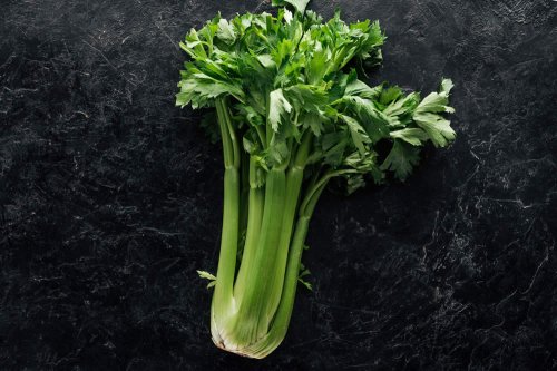 In questo articolo analizziamo le proprietà nutrizionali e salutistiche del Sedano, valutandone la composizione nutrizionale e i benefici per dimagrire, controllare la glicemia e promuovere la salute di fegato e articolazioni