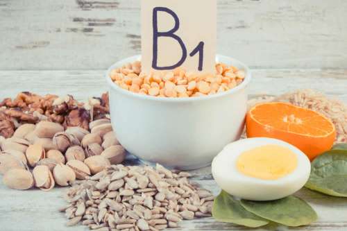 In questo articolo parliamo della Vitamina B1 e delle sue Funzioni nell'Organismo. Lista degli Alimenti Ricchi di Tiamina, Dosi Raccomandate, Cause e Sintomi di Carenze ed Eccesso. Efficacia della Benfotiamina contro il Diabete