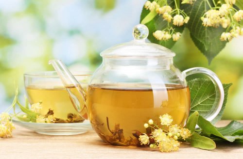 Il tè è dato dalle foglie fermentate ed essiccate della pianta Camellia sinensis. In base al tipo di raccolta e alle lavorazioni adottate si possono ottenere vari tipi di tè: verde, nero, bianco e rosso
