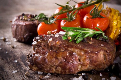 Le proteine della carne (solitamente di manzo) in polvere si distinguono per l'elevato valore biologico e l'ottimo contenuto di creatina. Sono prive di lattosio e, nella forma idrolizzata, risultano anche facilmente digeribili