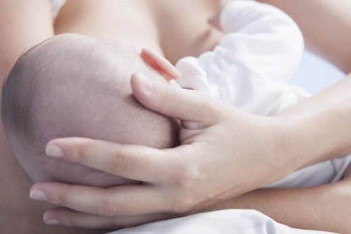 In questo articolo analizziamo tutti i Vantaggi e i Benefici del Latte Materno per il Bambino. Scopriremo cosa Contiene e come cambia nelle prime settimane di allattamento. Vedremo anche come aumentarlo, come estrarlo e come Conservarlo correttamente