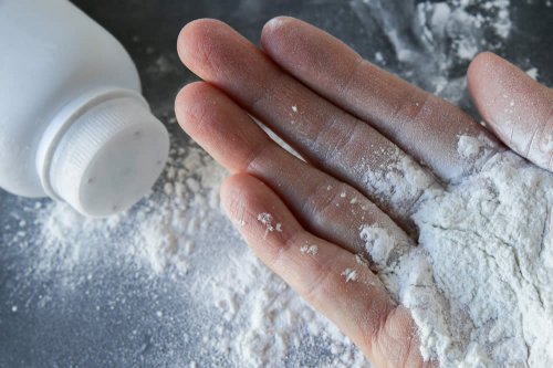 Talco Mentolato: A Cosa Serve? Quando Fa bene? Quando Fa Male? Per Cosa si Usa? Dosi e Uso Corretto contro Prurito e Irritazioni della Pelle. Funziona? Controindicazioni, Uso in Gravidanza, Prezzo ed Effetti Collaterali
