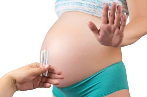 Oltre ad aumentare le probabilità di aborti spontanei, il fumo in gravidanza è correlato ad una maggiore incidenza di parti prematuri e basso peso alla nascita; inoltre, aumenta il rischio di morte improvvisa del neonato