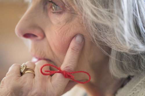 In questo articolo parliamo di Morbo di Alzheimer, descrivendone le Caratteristiche Generali e Spiegando nel Dettaglio quali sono i Sintomi più Comuni - Precoci e Tardivi - Causati dalla Malattia
