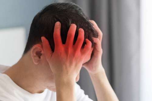 In questo articolo parliamo della Meningite, delle sue Cause e dei suoi Sintomi. Come avviene il Contagio? Informazioni sulle Cure, la Mortalità, i Sintomi e la Vaccinazione per Prevenire la Malattia
