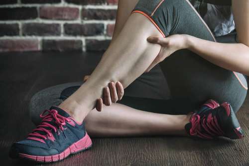 In questo articolo parliamo di Crampi Muscolari, delle loro Cause e del Legame con Affaticamento, Disidratazione e Squilibri Elettrolitici. Cause Patologiche e Rimedi Naturali per Combattere i Crampi: Stretching, Dieta e Integratori.